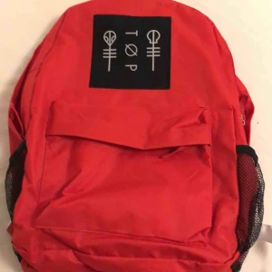  - En twenty one pilots ryggsäck i köpt 2017 och endast använd en gång (på bilden). Inget band jag gillar längre och den är i nyskick då den endast legat i en låda i två år. Nypris 30 dollar, typ 300kr. Kan frakta eller mötas 