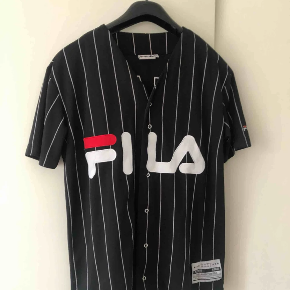Aldrig använd FILA-tröja storlek XS. 100% polyester.  Tillkommer fraktkostnad på 59:- . T-shirts.