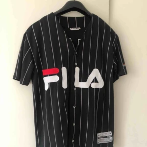  - Aldrig använd FILA-tröja storlek XS. 100% polyester.  Tillkommer fraktkostnad på 59:- 