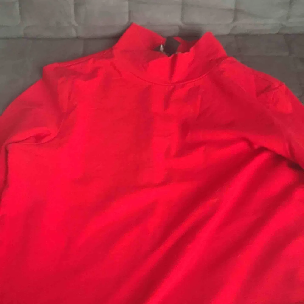 jättefin TAJT polo-tröja från Monki! nyskick, använd 2 ggr. 💗nypris 200kr. pris prutbart vid snabb affär.. T-shirts.