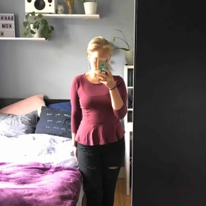  - En fin vinröd tröja från bikbok i M, säljer för att den inte kommer till användning längre