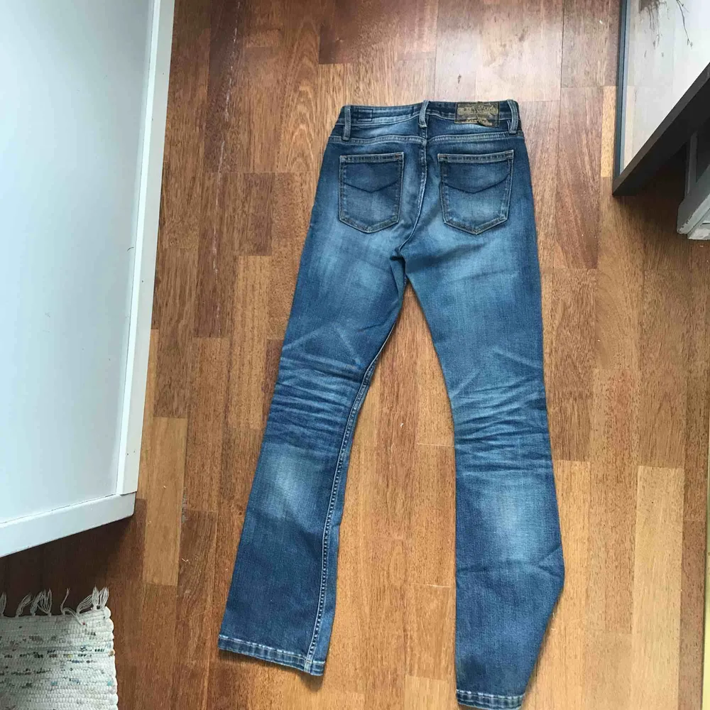 Jätte snygga jeans från Crocker i storleken 26/31.. Jeans & Byxor.