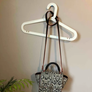  - Cool väska med orm mönster! Betalning sker via Swish och fraktas eller möts upp i Göteborg! OBS köparen står för frakt❤️