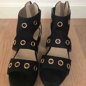  - Svarta skor med platåklack använd runt 2 gånger, storlek 34. Original priset är 349 kr (; köparen står för frakt