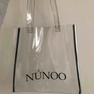  - Väska köpt på Nelly. Använd endast 2 gånger. Originalproduktioner 550kr. Kan posta men står inte för fraktkostnader.