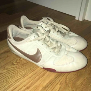  - Vintage Nike som är väl använda men i bra skick! 