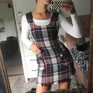  - Helt oanvänd klänning! Dragkedja i ryggen och snygg med eller utan topp under!  Säljer för att jag aldrig bär klänning till vardags :/  Nypris: 450kr