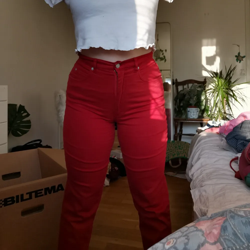Röda jeans, ganska strechiga ❤️. Jeans & Byxor.