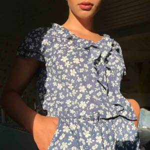  - Superfin byxdress med vita blommor på!! Luftigt material och fin urringning. Frakt är inkluderat i priset!