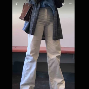  - Snygga vida beige jeans från hm