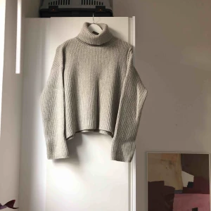  - Polotröja i 95% ull och 5% kashmir, stor S och med långa, lite vida ärmar. Jättefint skick. 
