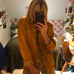  - Extremt ball vintagekostym i bronsglänsande nyans. Lika cool till vardags som till fest. Köparen står för frakt eller så möts vi upp i Sthlm.:)