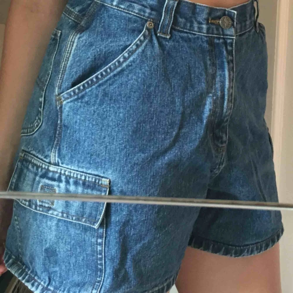 Jeansshorts med snygga fickor på sidorna från Riders! Lite stora i midjan på mig som är M men annars sitter de bra! Innuti står det bara 10M så lite osäker på storleken.. Jeans & Byxor.