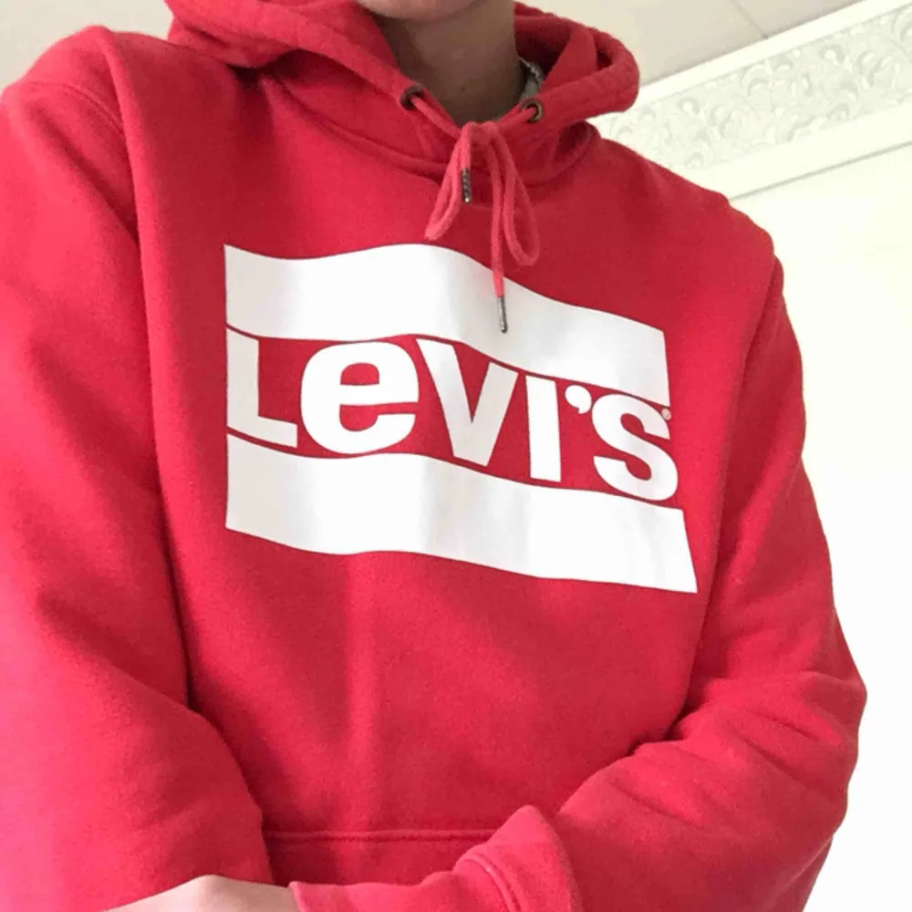 As cool röd Levi’s hoodie. Knappt använd och ser helt ny köpt ut. Nypris 700-800kr och köpare står för frakt. ❤️. Hoodies.