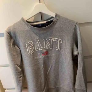  - Supersnygg grå tjocktröja från gant i väldigt fint skick. Inga funna defekter på den. Perfekt nu till hösten. 