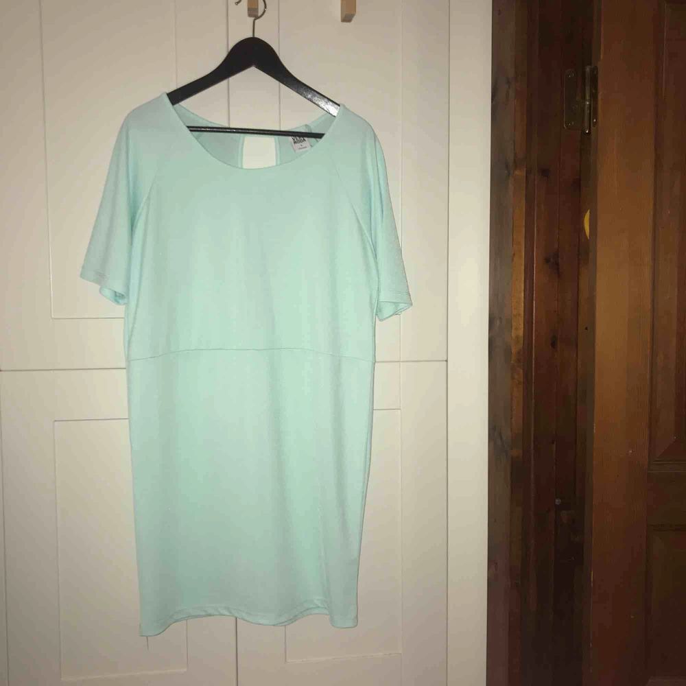Mintgrön/ljusblå oversized klänning från Vero Moda, sparsamt använd så superbra i skicket!. Klänningar.