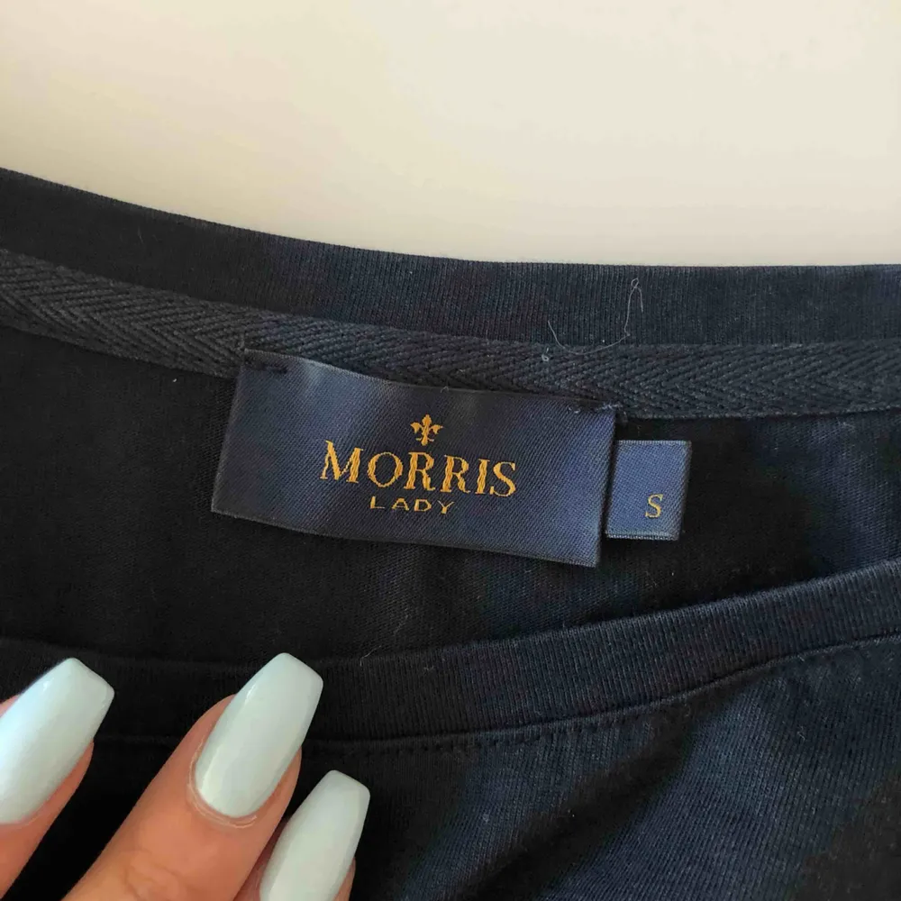 Morris t-shirt i mörkblå. Säljer pga kommer inte till användning längre. Köpt för 599kr.. T-shirts.
