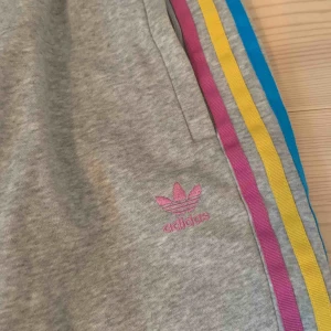  - Unika adidas byxor i mycket bra skick. Använda få gånger. Kan fraktas eller mötas upp