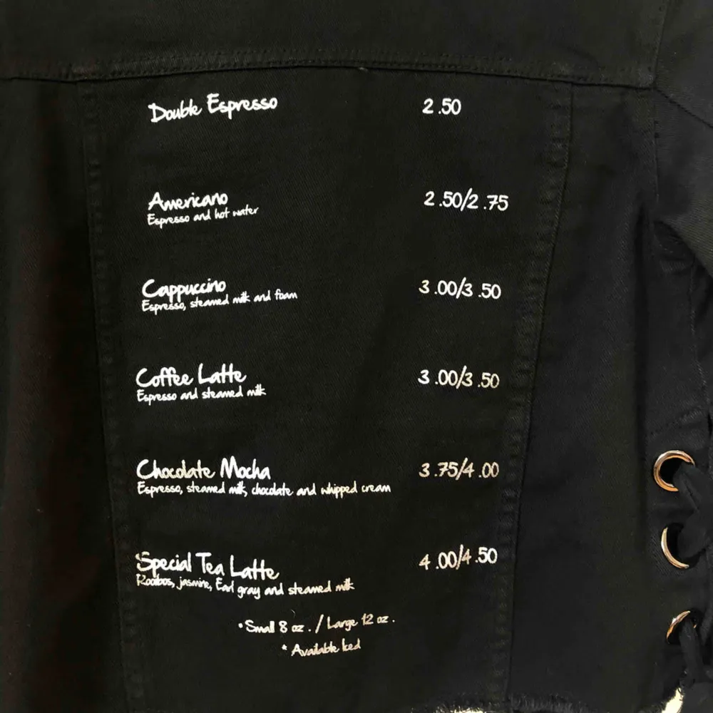 Riktigt snygg svart jeansjacka i storlek XXS med unikt tryck på ryggen. Passar även för dom som bär XS. Säljes pga för många jeansjackor😭möts upp i stockholm. Jackor.