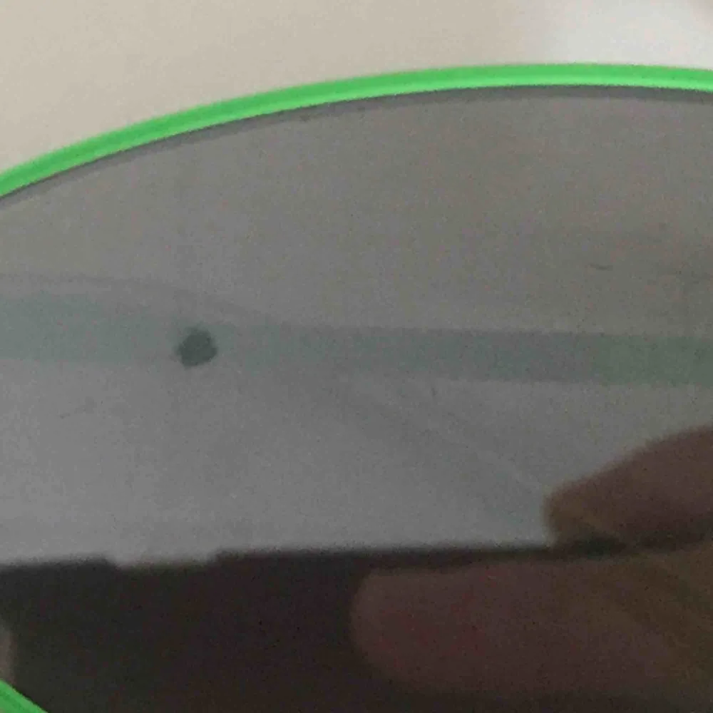 Super fina neon gröna glasögon från Carlings, litan defekt på ena glaset men inget som tänks på, frakt 16kr :). Accessoarer.