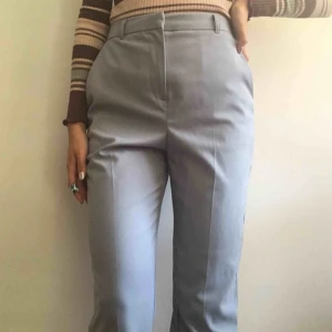  - Duvblå kostymbyxor från märket TopShop. Väldigt smickrande och sköna, använd några gånger! Har kostymveck och är storlek 8 UK