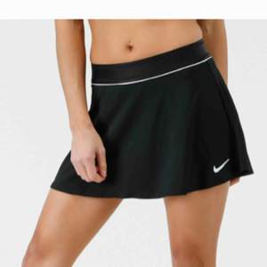Tenniskjol från Nike med underbyxor, oanvänd. Priset inkluderar frakt