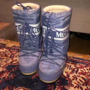 Moonboots strl 38-41 - Nästintill oanvända moonboots i ljusblå/lila-aktig färg, som är i toppskick! Köpta för 1000 kr, passar mig som har 38 i skostorlek. ;) HÖGSTA BUDET 600 kr 💗 