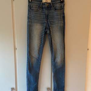 Blåa Hollister jeans med snygg tvätt!! Strl W26 L31. 110+ 60kr frakt