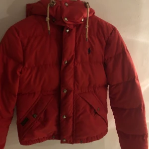 Jacka från ralph lauren  - Superfin röd jacka från ralph lauren, köpt vintage för ca 350kr! Använd fåtal gånger av mig, passar xs-s🤍