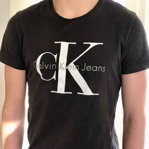 Svart t-shirt Calvin Klein. Storlek S.  100 kronor. Köparen betalar frakten. 