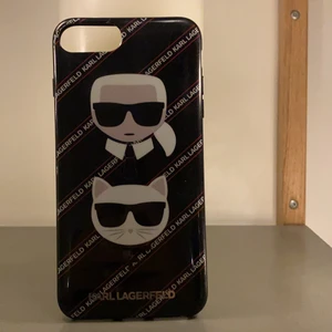Karl Lagerfeldt Skal Iphone 8 plus - Ett använt skal men i mycket bra skick, finns repor men själva kvaliteten är fortfarande lika bra som när jag köpte det.