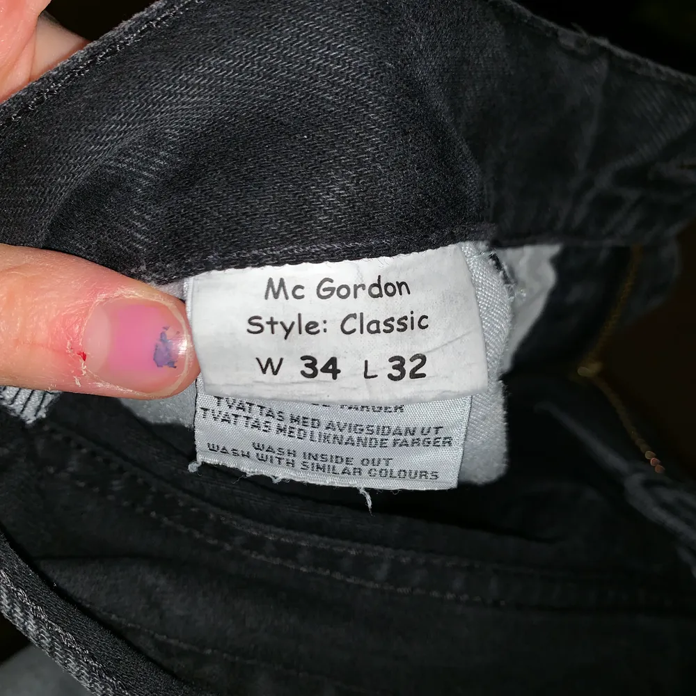 Coola vintage jeans köpta second hand från märket McGordon, jag har S (173cm) och dom har en riktigt bra fit om man vill ha lite loose/oversized ✌️ pris går alltid att diskutera, fraktar o möts upp i Sthlm. 🌟 pm för mer bilder! . Jeans & Byxor.
