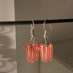 Monsterörhängen - Hej, jag gör egna monsterörhängen o tänkte börja sälja. Exempel på bilden. Kan göra i många olika färger ex: gröna, svarta, rosa, röda o mer. Se sista bilden för några exempel på hur olika färger blir (kan göra mer färger än de på bilden). Frakten är 11 kr. Kan också mötas upp i Norrköping. 