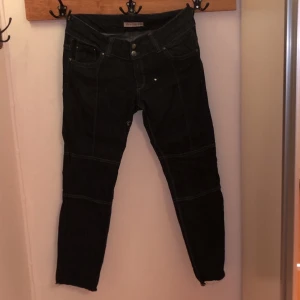Jeans - Säljer dessa då som är alldeles för stora för mig, men man kan väl använda skärp haha, 90kr!