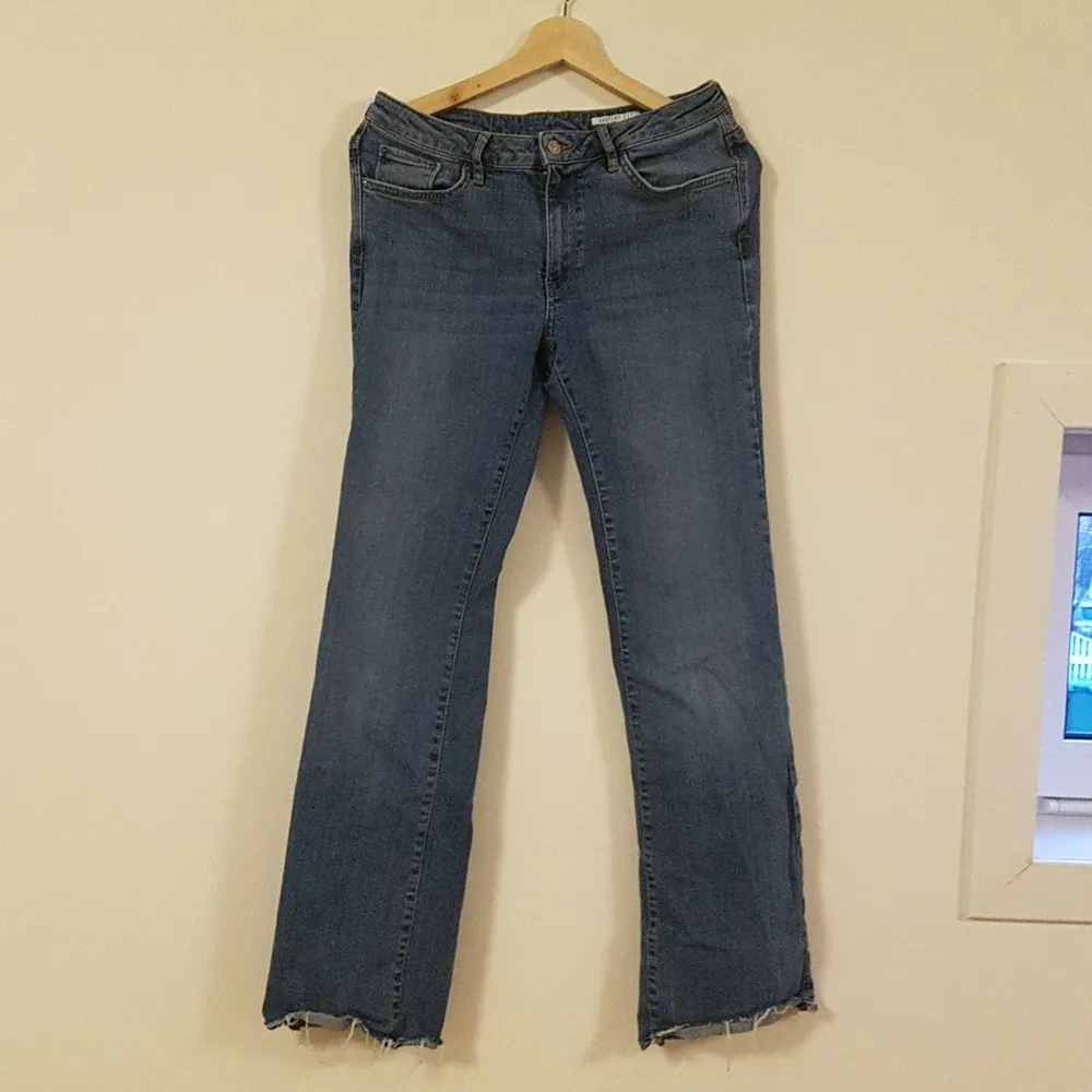 Bootcut jeans från Esprit o stl 30/32 i mycket bra skick med raw edge. Strech och low waist. Passar stl 38/40 skulle jag säga. Jag på bilden är ca 1.70. . Jeans & Byxor.