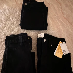 jeans - 3 st jeans alla från hm dom ena är i strl 24/30 skinny och dom andra två är i strl 24 skinnet ankel skriv för bättre bilder 20kr styck eller 50kr för alla