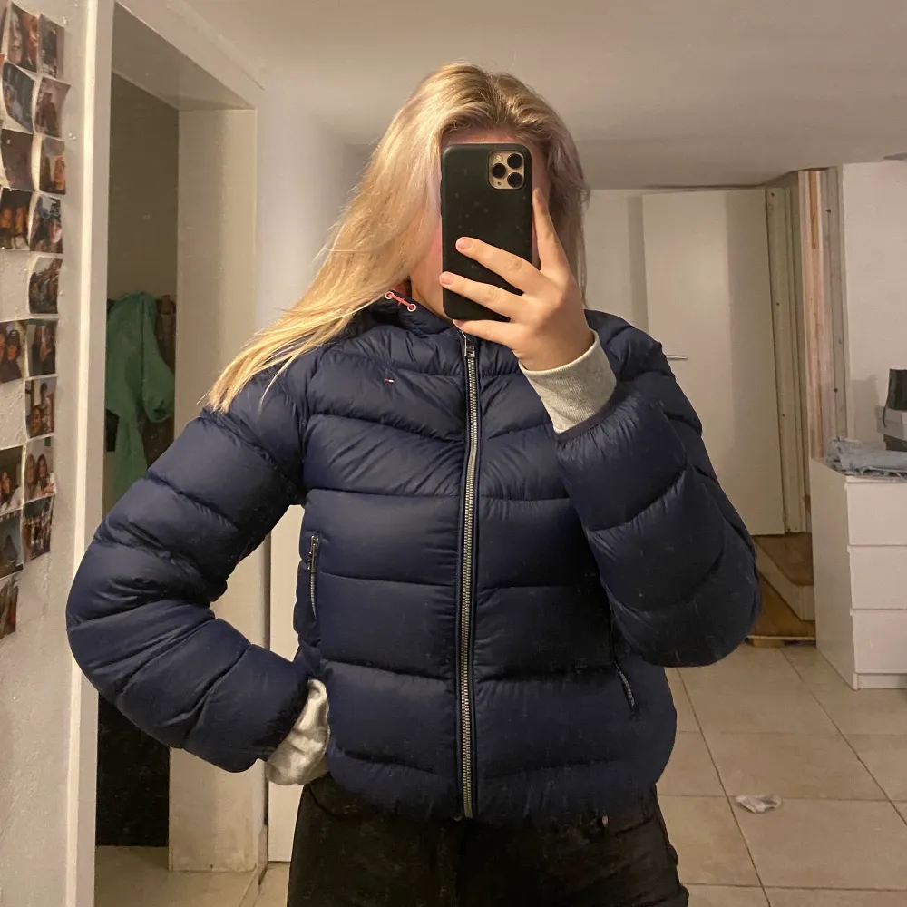 Säljer denna Sjuuukt snygga dunjacka ifrån tommy hilfiger. Nästan helt oanvänd då den bara hängt i garderoben. I barnmodell 164 men passar mig som är s/m. En kortare jack modell men väldigt fluffig och skön jacka. Hör av dig vid intresse och fler bilder<3. Jackor.