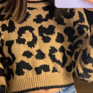 sweatshirt från Hollister - denna stickade brunsvarta sweatshirt används inte särskilt mycket längre, brukade vara en av mina favoriter, hamnar bara längre och längre in i garderoben. därför säljs den. buda i kommentarerna, storlek S, köparen betalar frakt