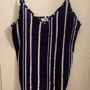 Jättefint Linne - Ett randigt linne i storleken M. Väldigt somrig och fin. Köpt i någon butik i Köpenhamn men bara använd väldigt få gånger.  Gratis frakt🥰 Skriv för mer information.