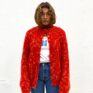 Stickad no:1 - IMASKOPI x PHILIPPA - Stickad secondhand-kofta som är en re-make av @imaskopi i samarbete med Philippa Parnevik. Koftan passar en S-XL, beroenden på önskad passform.