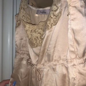 Gulligt linne i champagne färg - Retro linne från twist & tangle. Storlek XS