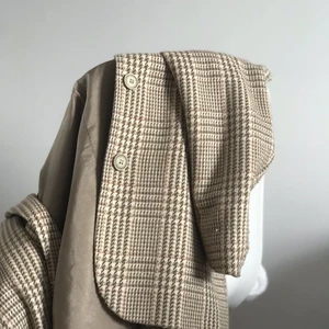 Kappa i storlek 36 - Snygg trendig kappa, i rutigt mönster i härliga neutrala färger. Använd Max 4ggr 