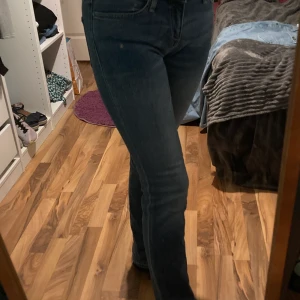 Guess Jeans - Näst intill nya guess jeans. Dom är lite utsvängda vid fötterna och är inte så höga i midjan. Ny pris 1100 kr och säljer dom nu för 350kr