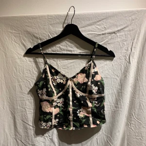 Linne / topp - Ett linne / topp med snygg design. Använd 1 gång och är i gott skick. Säljs då den inte används