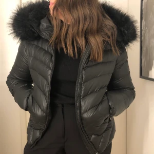 Tessie Vinterjacka Strl 42  - Vinterjacka från Tessie med svart fuskpäls som inte längre kommer till användning. Jackan är liten i storleken och passa de som normalt har storlek M. Använd en vinter men är i mycket bra skick.                                                             Ordinariepris: 1800 kr                                                                      Köparen står själv för frakten