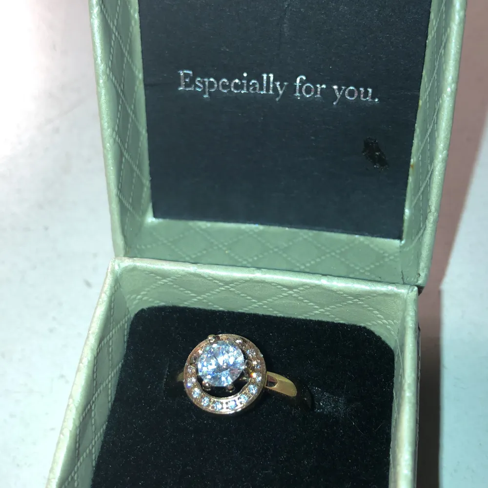 Hej! Köpte denhär ringen för ungefär 9 månader sedan. Den kostade 450 kr på Smycka. Rosé-ring, så fin. Säljer den som helt oanvänd. Det är storlek 17 på ringen och den har många fina detaljer. Buda gärna! Ni bestämmer:)). Accessoarer.