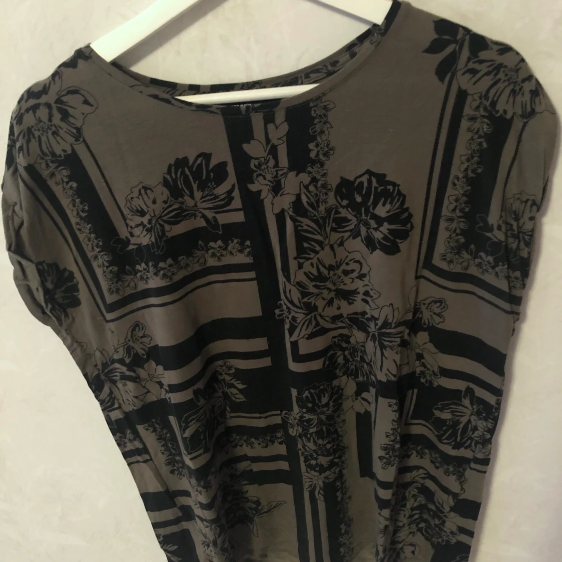 MÖNSTRAD GRÖN T-SHIRT - 90