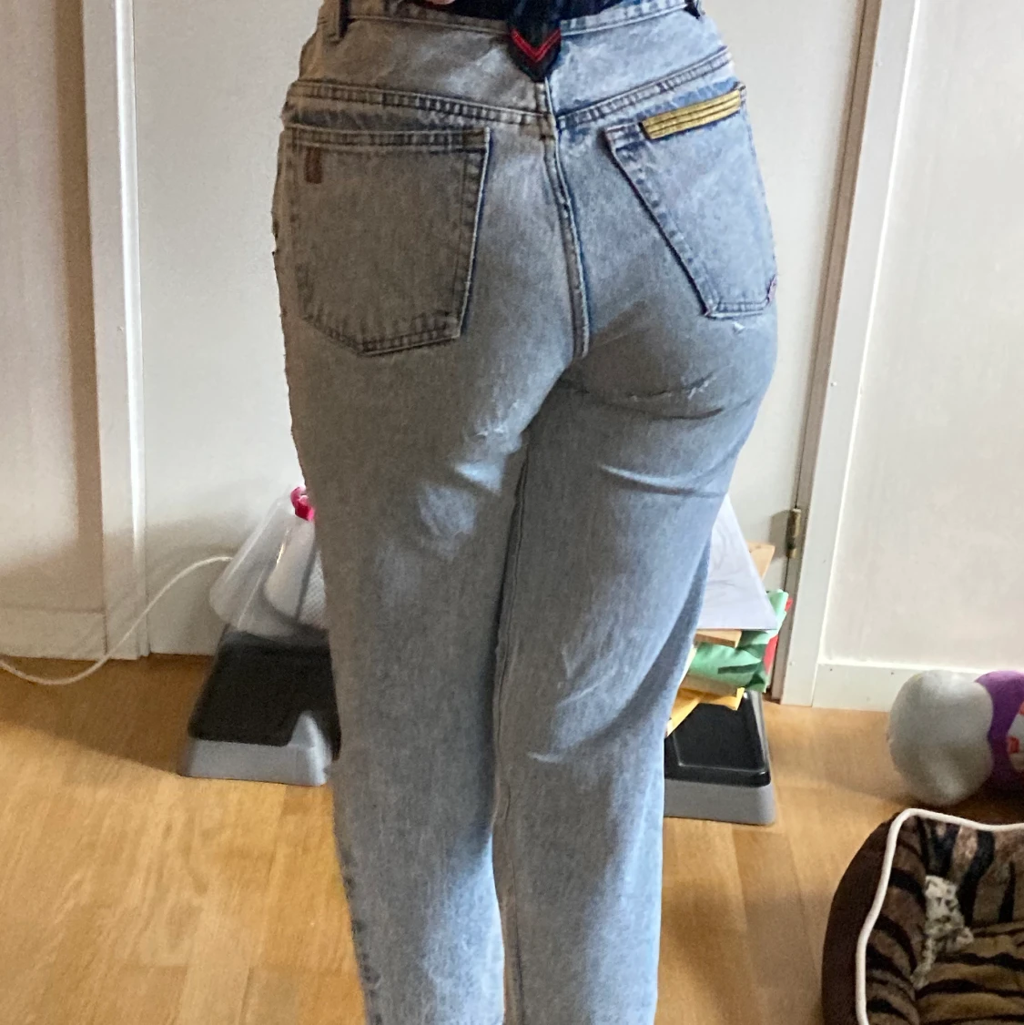 Ripped Byxor med lite märken - 90