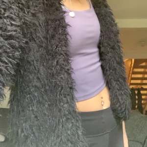Kofta - Svart fake pälsad kofta/jacka. Kommer tyvärr inte till någon användning. Köpt på Gina tricot för 300kr. Knappt använd. Väldigt mjuk och skön.😙😎