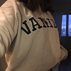 Beige sweatshirt  - En beige sweatshirt som inte kommer till andvändning längre. Älskar den. Köpte den begagnat. Köparen står för frakt. 